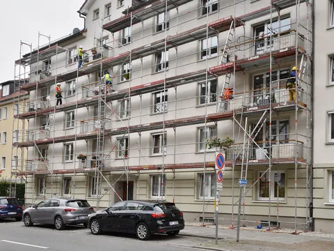 Fassadengerüst an einem Mehrfamilienhaus