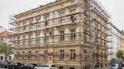 Fassadengerüst an einem 3-stöckigen Altbau
