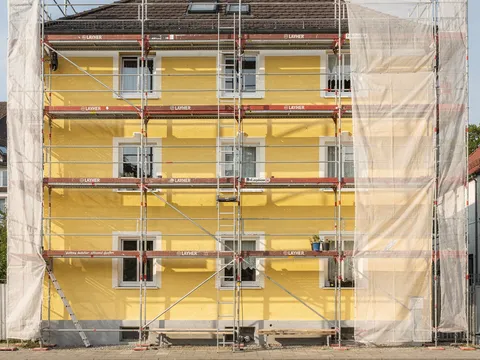 Gerüst mit Malerplane