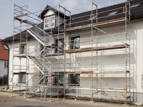 Treppenturm neben Fassadengerüst