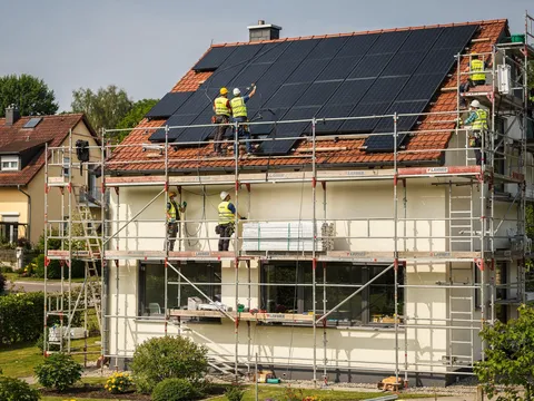 PV-Montagegerüst an Einfamilienhaus