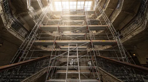 Raumgerüst in einem hohen Treppenhaus