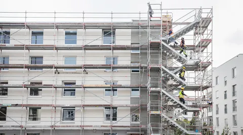 Treppenturm neben Fassadengerüst