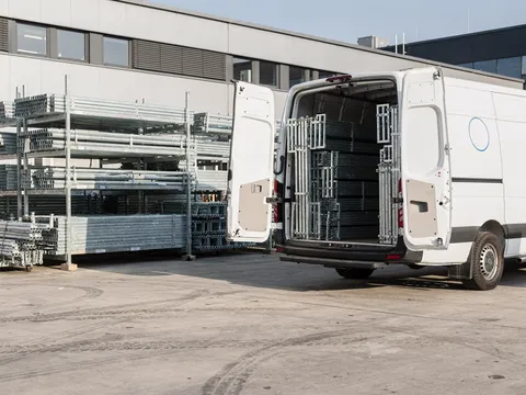 Firmenfahrzeug und Materiallager